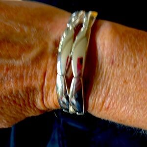 Silver bracelet with elastic